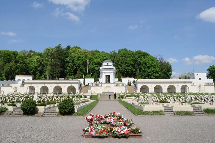 Польща випустить паспорти із зображенням Меморіалу орлят у Львові