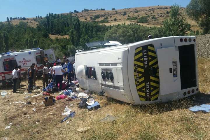 У Туреччині перекинувся туристичний автобус, понад два десятки поранених 