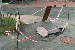 У центрі Києва провалився асфальт, оголивши електронні дроти