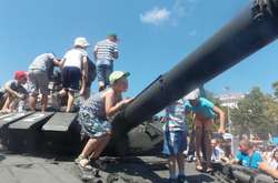 Окупанти в центрі Севастополя провели виставку російського озброєння