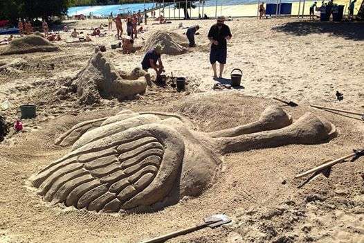 В Киеве построили гигантские песчаные скульптуры