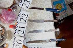 Вилучені з місця злочину ножі зі слідами крові