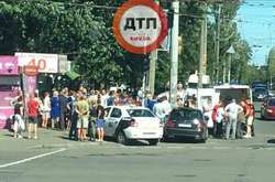 У столиці легковик влетів у натовп людей 