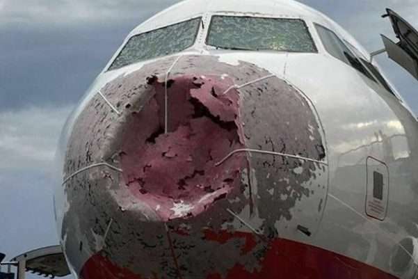 Український пілот розповів, як посадив розбитий градом літак