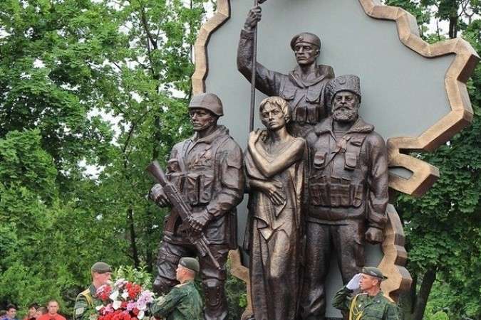 У центрі окупованого Луганська невідомі підірвали пам'ятник бойовикам, - ЗМІ