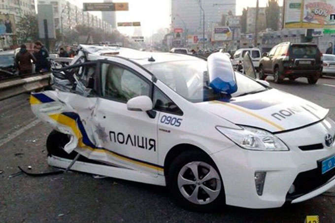 За цей рік українські патрульні поліцейські розбили майже півтисячі службових машин (документ)
