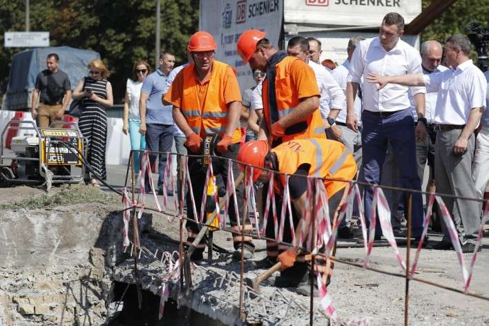 Кличко перевірив, як ремонтують аварійний шляхопровід на проспекті Комарова
