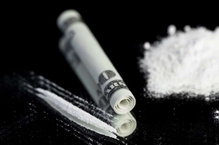 Чоловік проковтнув кілограм кокаїну, щоб перевезти його через кордон
