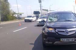 &laquo;Акура&raquo;, на лобове скло якої відкинуло пішохода, якого збила фура