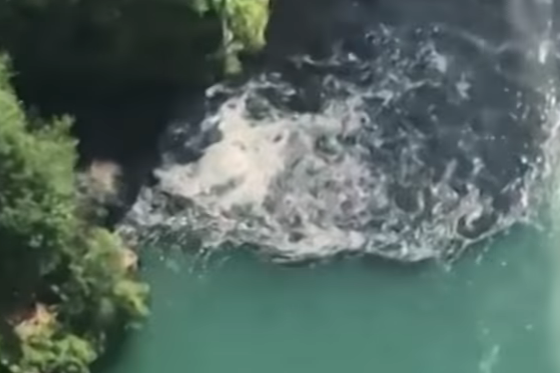 Почерневший Ниагарский водопад шокировал туристов
