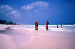 Десять самых красивых розовых пляжей в мире