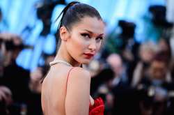 Миниатюрный бутон розы: Белла Хадид сделала новую татуировку