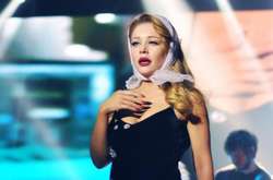 Тина Кароль в домашнем наряде сыграла на аккордеоне