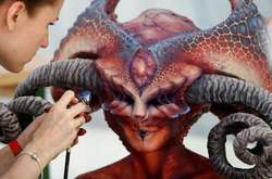 Инопланетяне и павлины: В Австрии состоялся фестиваль боди-арта 
