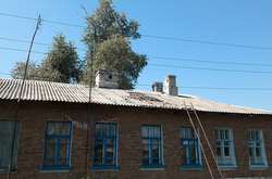 Пробитий внаслідок обстрілу дах будинку в селищі Зайцеве