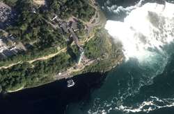 Грязь и вонь: Ниагарский водопад на два дня почернел