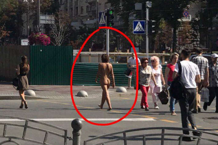 Аномальна спека зводить з розуму: у Києві Хрещатиком прогулялась гола жінка 