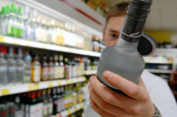 Мінімальна ціна півлітри горілки підскочить до 80 гривень 