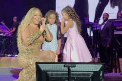 Мэрайя Кери спела на сцене со своими близняшками