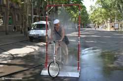 Спасет от жары: в Николаеве появилась «дождевая рамка»