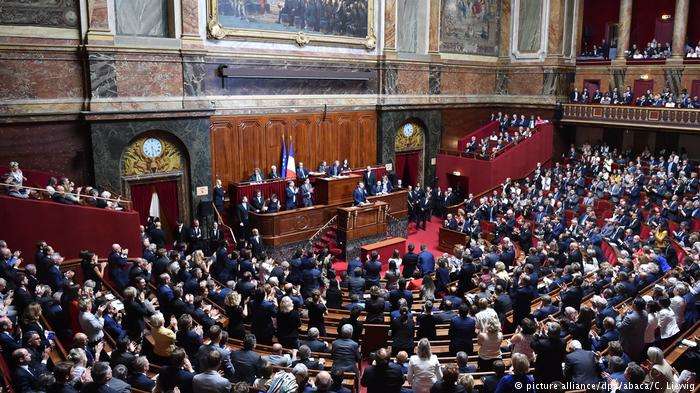 У Франції заборонили парламентарям працевлаштовувати родичів