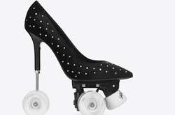 Дорого и странно: Saint Laurent представили туфли на каблуках и колесах