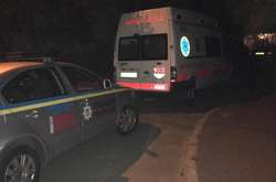 Поліція і швидка допомога біля будинку в Києві, де сталося вбивство