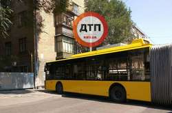 В Киеве троллейбус попал в курьезное ДТП 