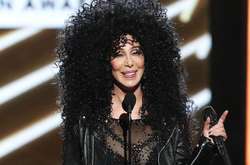 Без стеснений: 71-летняя Шер спела в Лас-Вегасе в прозрачном комбинезоне