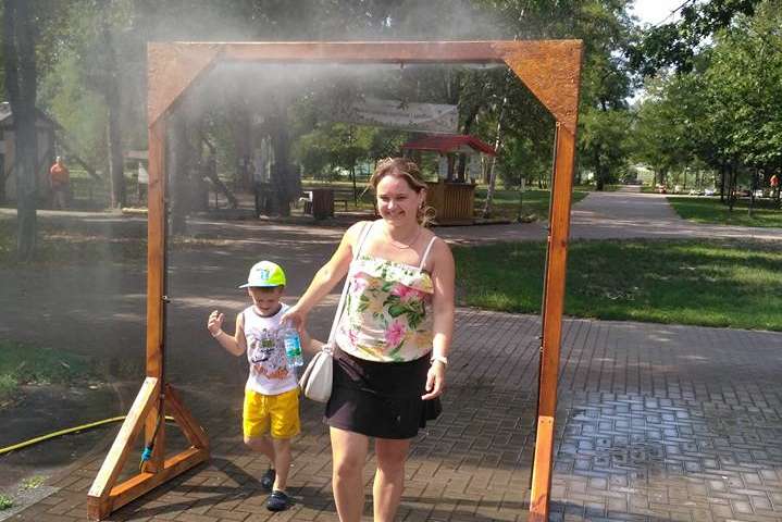 У столичному парку встановили «душ» від спеки 