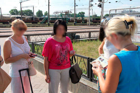 На Луганщині жінка вербувала дівчат, аби продати їх у сексуальне рабство до РФ