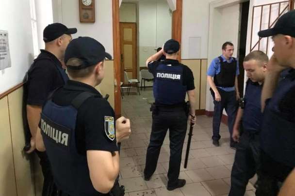Моторошні крики і закривавлені люди: У Мережі з'явилося відео штурму психлікарні у Львові