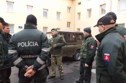 Коли поліцейські знайшли місце посадки, літак у темряві вже встиг знову здійнятися в повітря