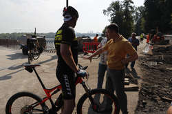 Кличко показав, як зранку мордує себе спортом і заразом перевіряє комунальників