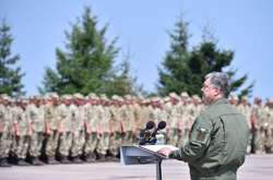 Порошенко: Прийнято рішення ще збільшити рівень грошового утримання, доплати військовослужбовців, які виконують військові обов'язки в зоні АТО