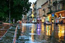 Синоптики попереджають про сильні грози та шквали