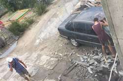 На Херсонщині ураган відірвав з готелю покрівлю і кинув її на автівки