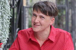 Надія Савченко розслабляється з вином і серіалом про дівчат