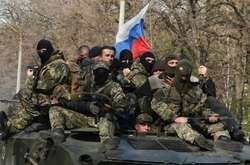 На Донбасі російські командири переодягли своїх загиблих розвідників у цивільне та кинули в лісосмузі