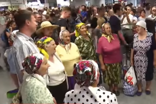 «Безвизовые бабушки» сплясали в аэропорту «Борисполь»