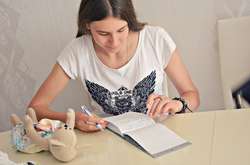 21-річна переселенка створила власний бренд м'яких іграшок