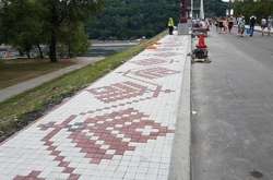 На Трухановому острові оновлюють пішохідний міст