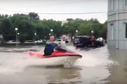 В затопленном Уссурийске заметили гонщика на гидроцикле