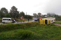 Автобус с туристами перевернулся на Львовщине