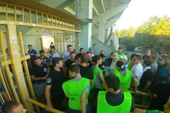 Фанати «Динамо» влаштували бійку з поліцією перед матчем з «Ворсклою» 