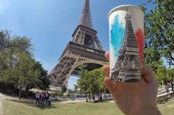 Креативный подход: Художник путешествует по миру и использует бумажные стаканчики в качестве холста