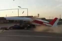 У Чечні літак приземлився на дорогу та врізався в автомобіль