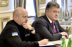 Порошенко і Турчинов привітали військових зв'язківців з професійним святом