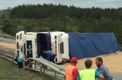 На трасі під Одесою перекинувся зерновоз: рух автівок у бік Києва повністю заблоковано 