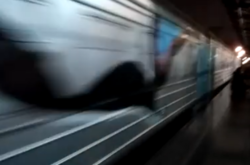 В Киеве граффитчики с битами запугали электричку